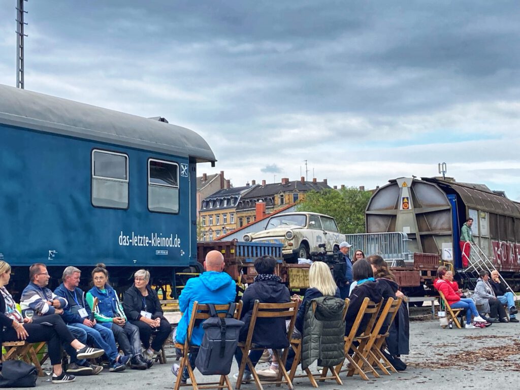 Das letzte Kleinod, Über den Zaun, Eisenbahntheater