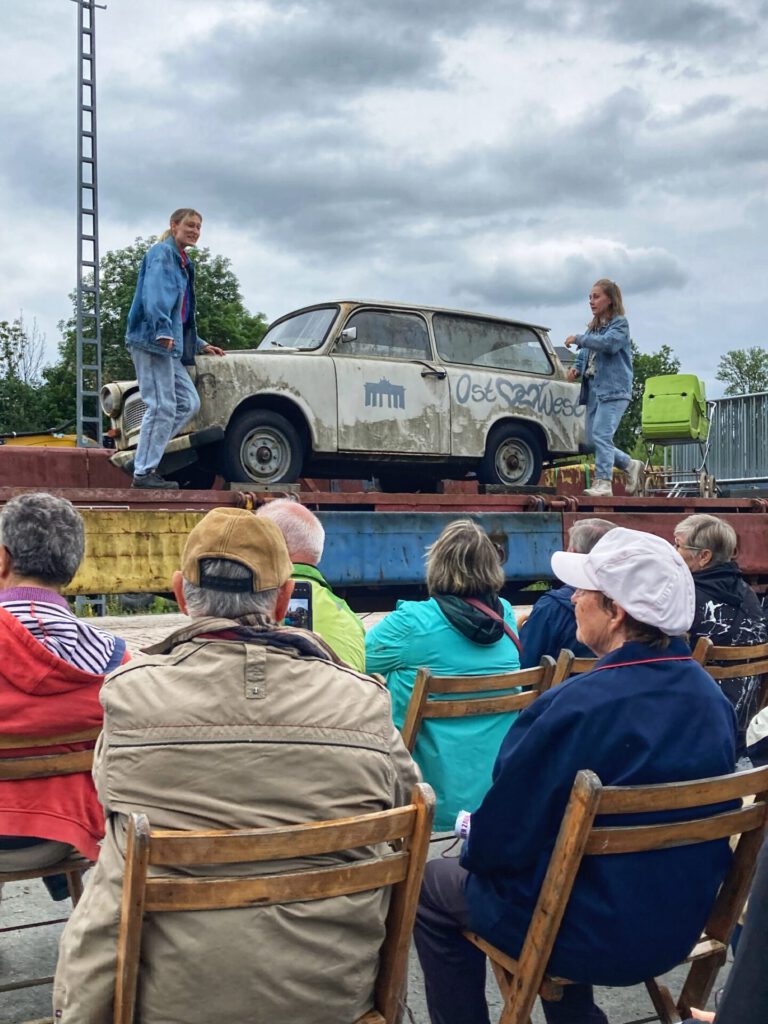 Das letzte Kleinod, Über den Zaun, Eisenbahntheater