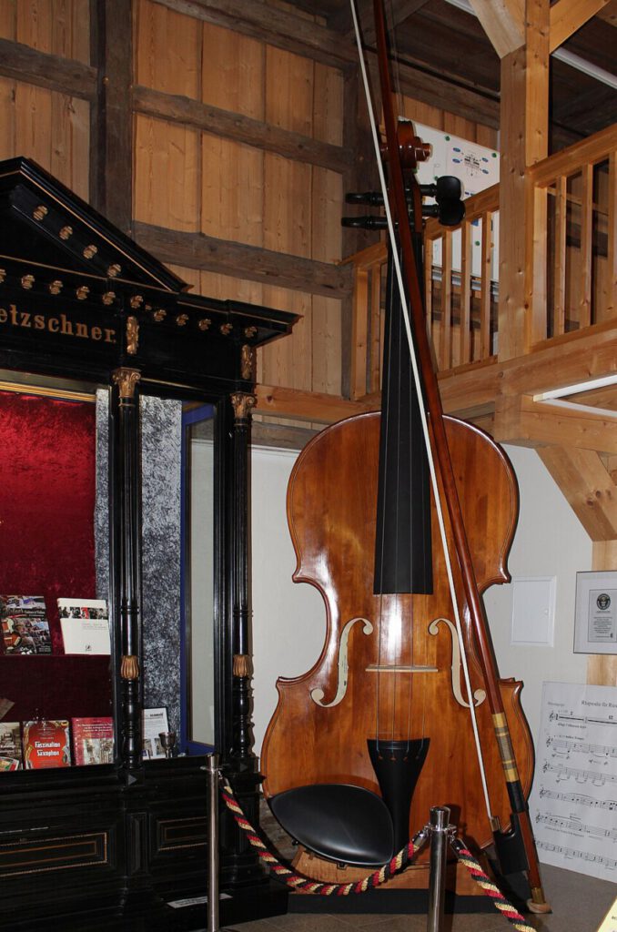 Vogtlandstreicher Musikinstrumenten Museum Markneukirchen_Riesengeige_RK01