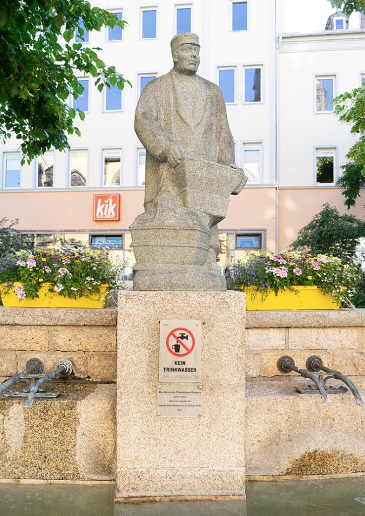 Vogtlandstreicher Statue des Wärschtlamo